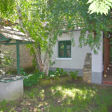 Balatoni Zoeldkapus Vendeghaz Holiday home Lesencetomaj
